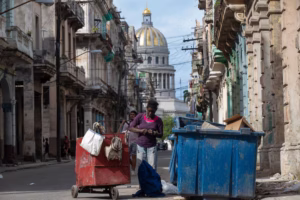Una mujer registra un basurero el 3 de enero de 2024 en La Habana (EFE/Yander Zamora/Archivo)